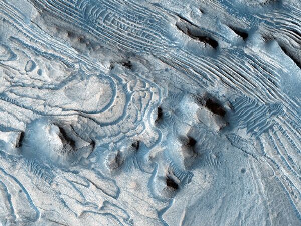 Разломы и складки пород на Марсе 
