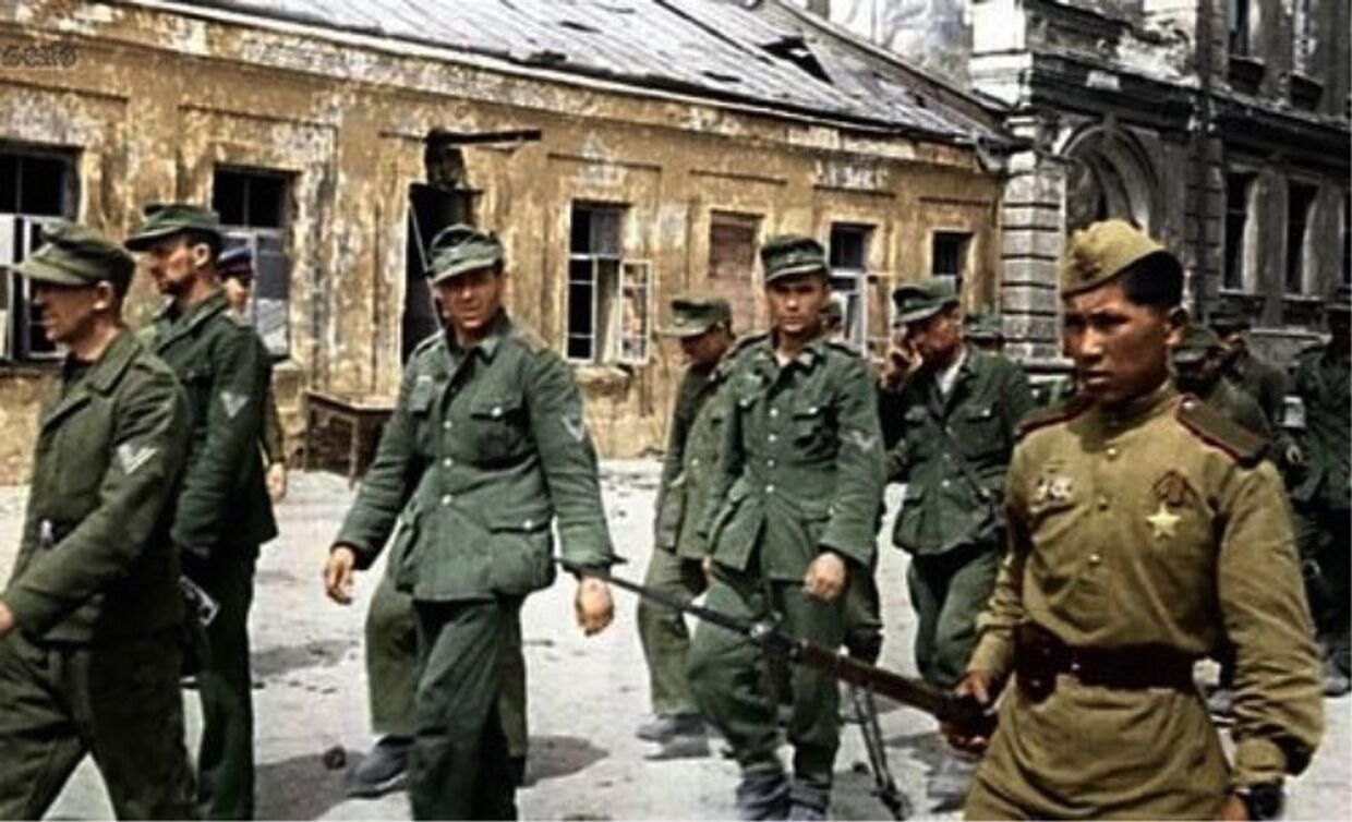 Русские солдаты сопровождают немецких военнопленных 