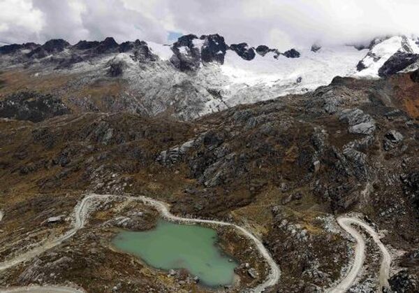 Озеро талой воды рядом с горой Чопикалки в национальном парке Уаскаран в Перу