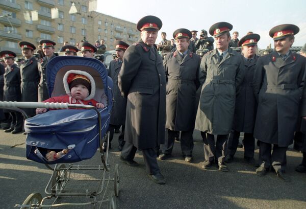 На улицах Москвы накануне всероссийского референдума о доверии президенту Б. Н. Ельцину