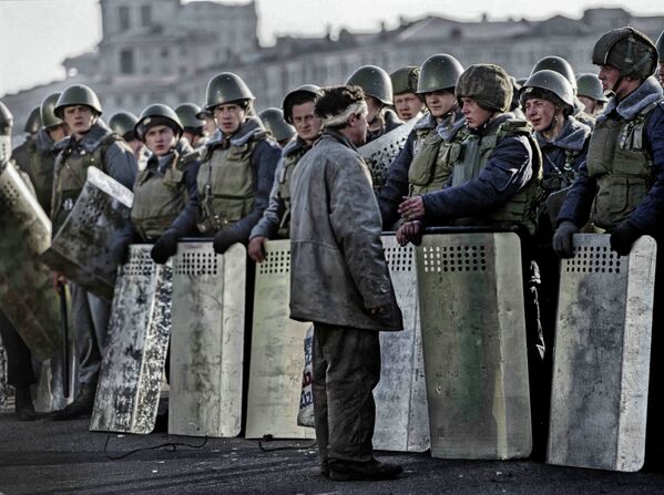 Блокирование Дома Советов РФ внутренними войсками МВД РФ во время Конституционного кризиса 1993 года.