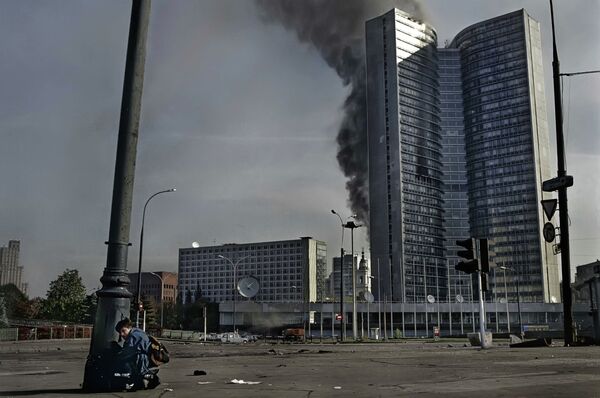 Москва в дни конституционного кризиса 1993 года. Справа - здание СЭВ.