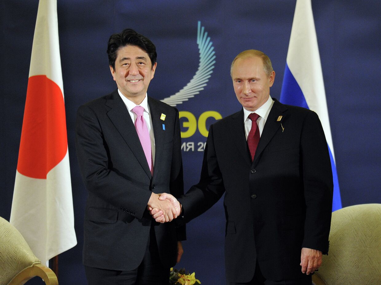 Владимир Путин и премьер-министр Японии Синдзо Абэ на встрече лидеров АТЭС