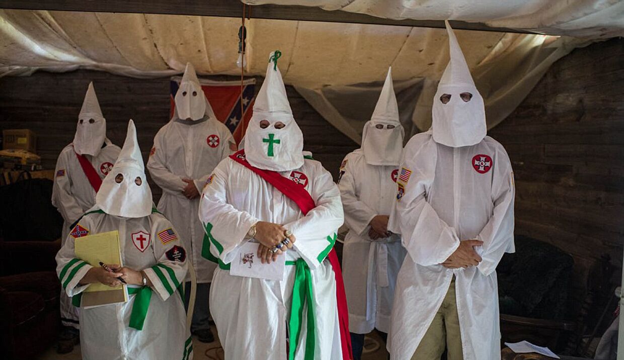 Члены клана во время тайного собрания