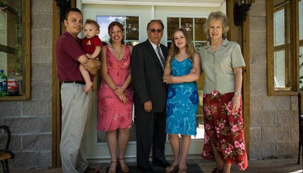Национальный директор «Рыцарей Ку-Клукс-Клана» Томас Робб (в центре) со своей семьей