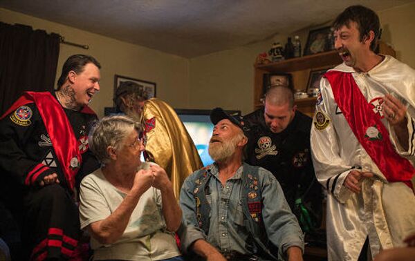 Члены королевства ККК в Луизиане развлекаются в доме одного из своих Имперских стражей