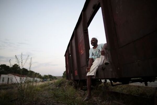 Хилтон Альвес дос Сантос сидит в заброшенном вагоне в Каламбау, штат Гояс, Бразилия