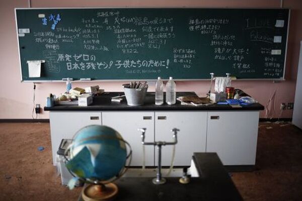 Класс в начальной школе в разрушенной цунами прибрежной зоне в городе Нами, префектура Фукусима