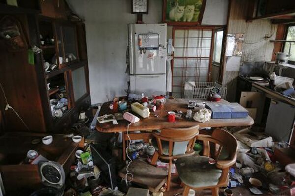 Пострадавший от землетрясения дом в эвакуированном городе Нами, префектура Фукусима