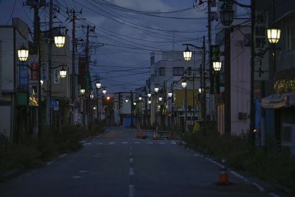 Фонари освещают улицу города Нами, префектура Фукусима, из которого были эвакуированы жители