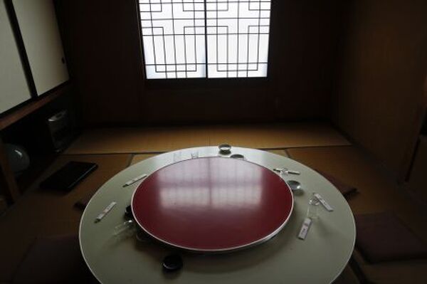Стол в заброшенном ресторане в городе Нами, префектура Фукусима, из которого были эвакуированы жители