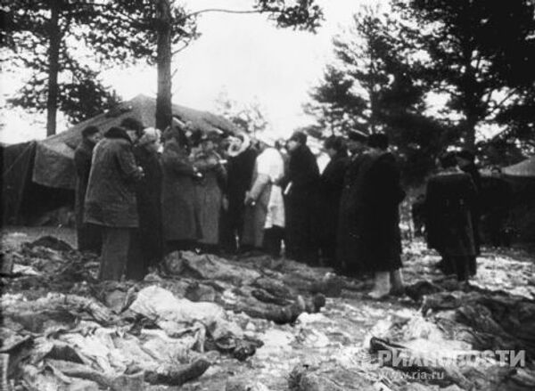 Документальный фильм «К вопросу о Катыни» Члены комиссии на месте эксгумации.