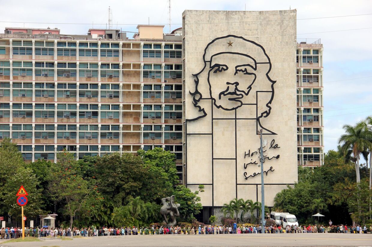 Портрет Че Гевары на фасаде правительственного здания на площади Революции в Гаване