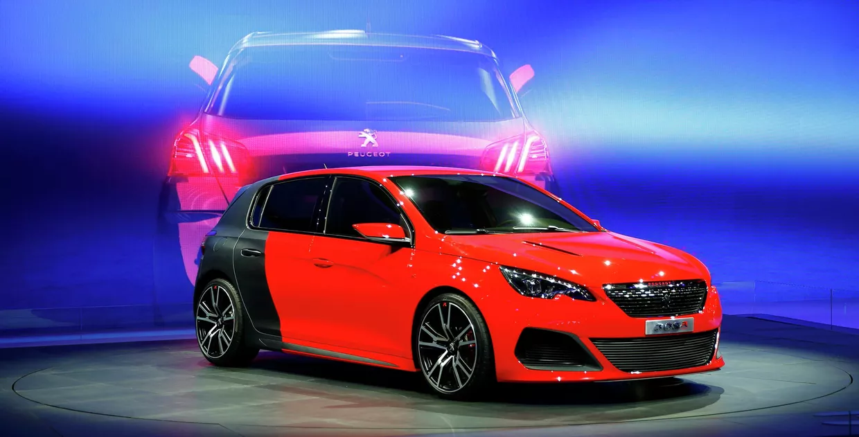 Автомобиль Peugeot 308 R на пресс-показе автосалона во Франкфурте-на-Майне Автомобиль Peugeot 308 R на пресс-показе автосалона во Франкфурте-на-Майне