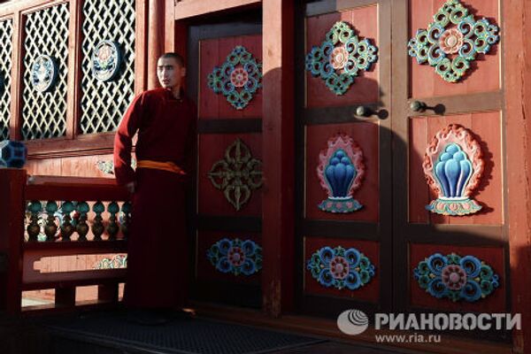 Монах у входа в Этигэлэ Хамбо Ламын ордон (дворец Хамбо Ламы Итигэлова), где хранится нетленное тело XII хамбо-ламы Даши-Доржо Итигэлова