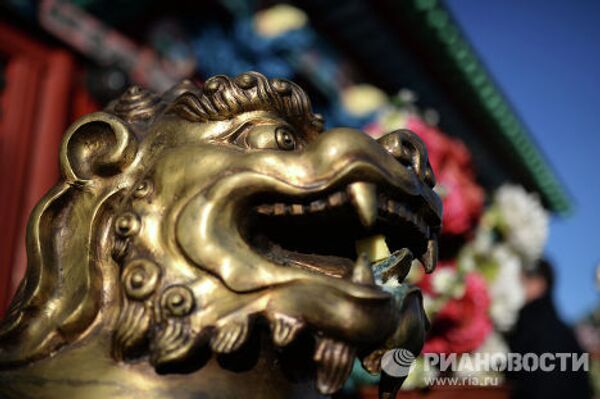 Статуя льва у входа в Этигэлэ Хамбо Ламын ордон (дворец Хамбо Ламы Итигэлова), где хранится нетленное тело XII хамбо-ламы Даши-Доржо Итигэлова