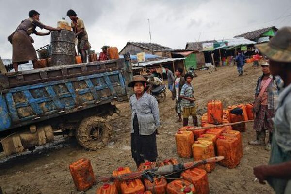 Добыча нефти ручным способом в Мьянме