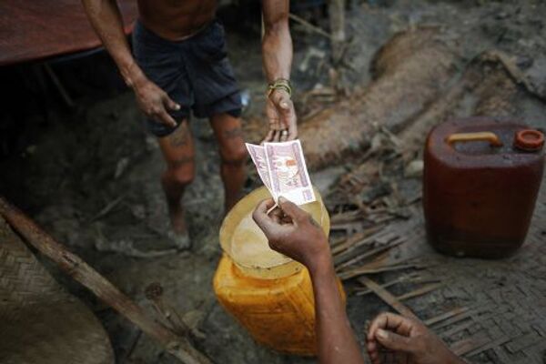 Добыча нефти ручным способом в Мьянме