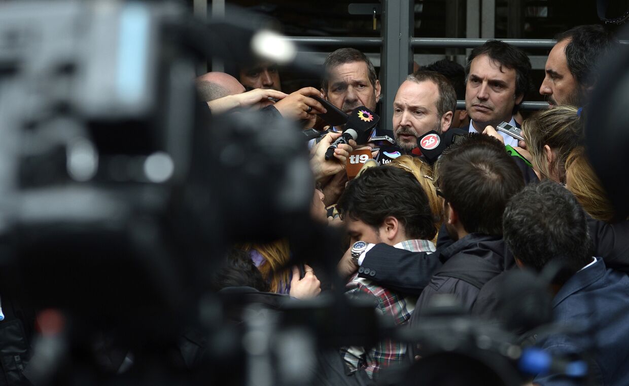Лидер AFSCA Мартин Саббателла дает интервью после заседания суда по делу газеты Clarin