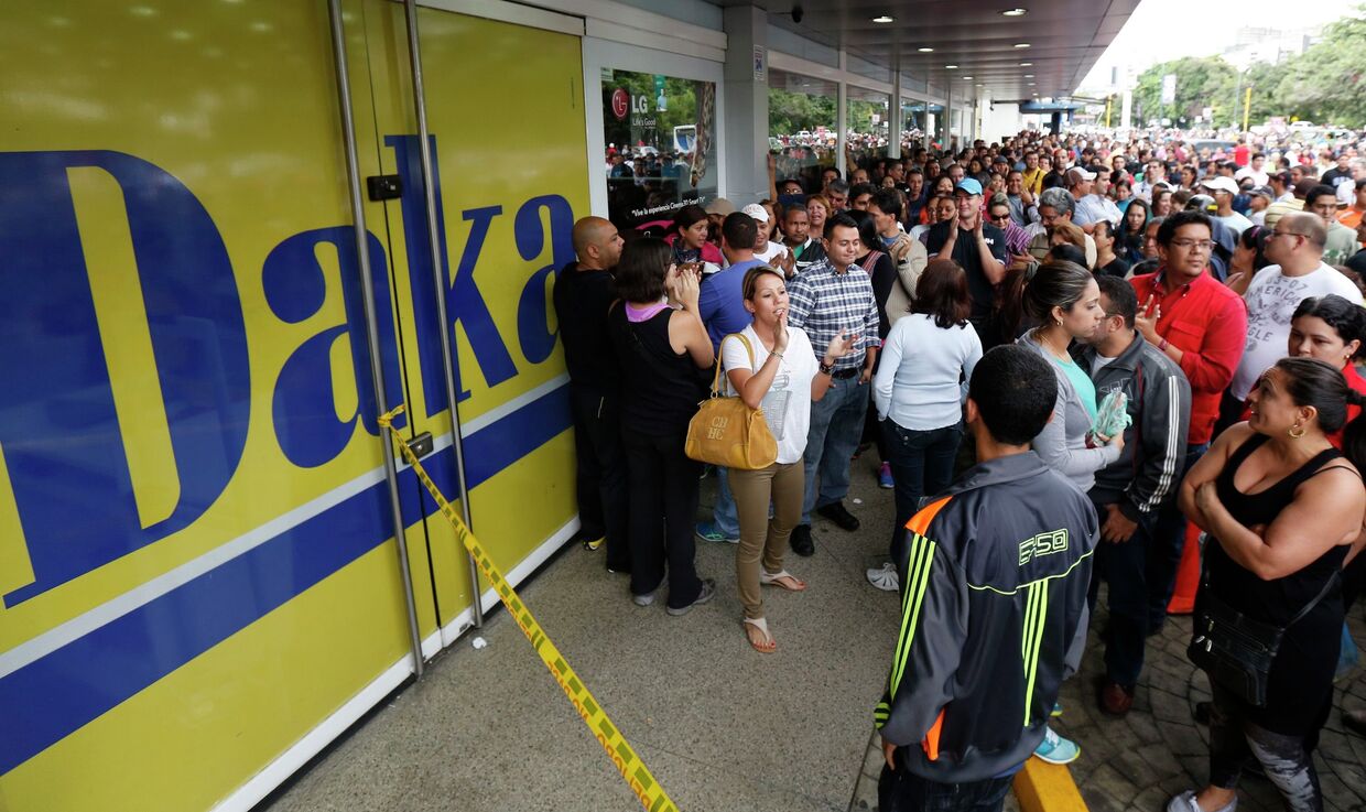 Скопление людей у магазина Daka в Венесуэле. Фото с места событий