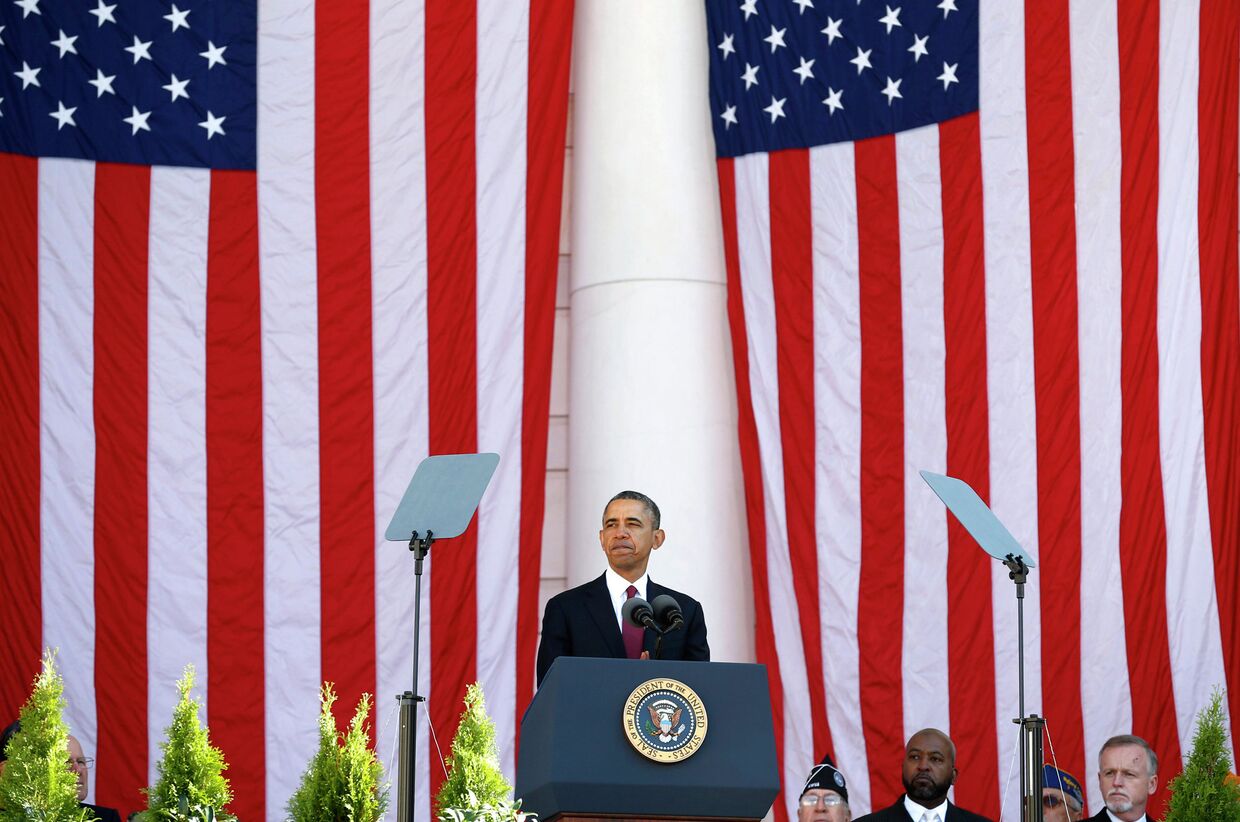 Президент США Барак Обама во время Дня Ветеранов церемонии в Вашингтоне 11 ноября 2013 года.