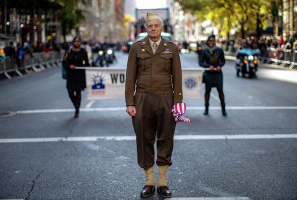 Ветеран II Мировой войны Арнольд Штраус во время парада в Нью-Йорке, 11 ноября 2013 года