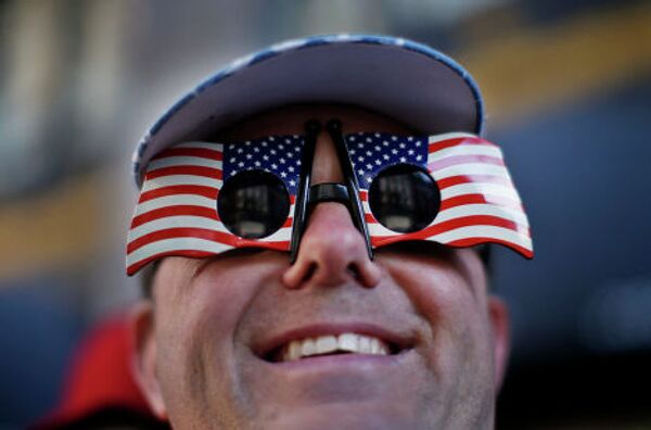 Дэвид Тернер в очках в виде флага США 