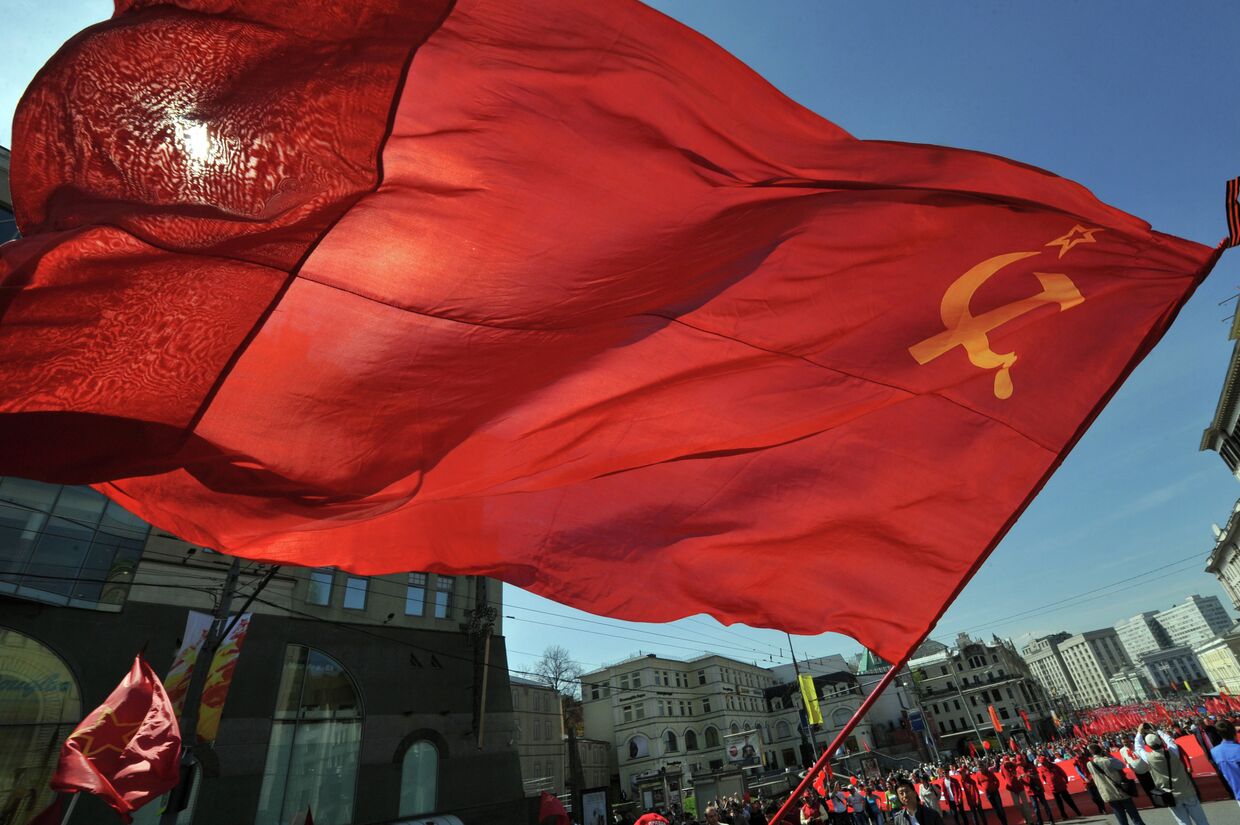 Участники шествия КПРФ в честь 68-й годовщины Великой Победы СССР в Москве