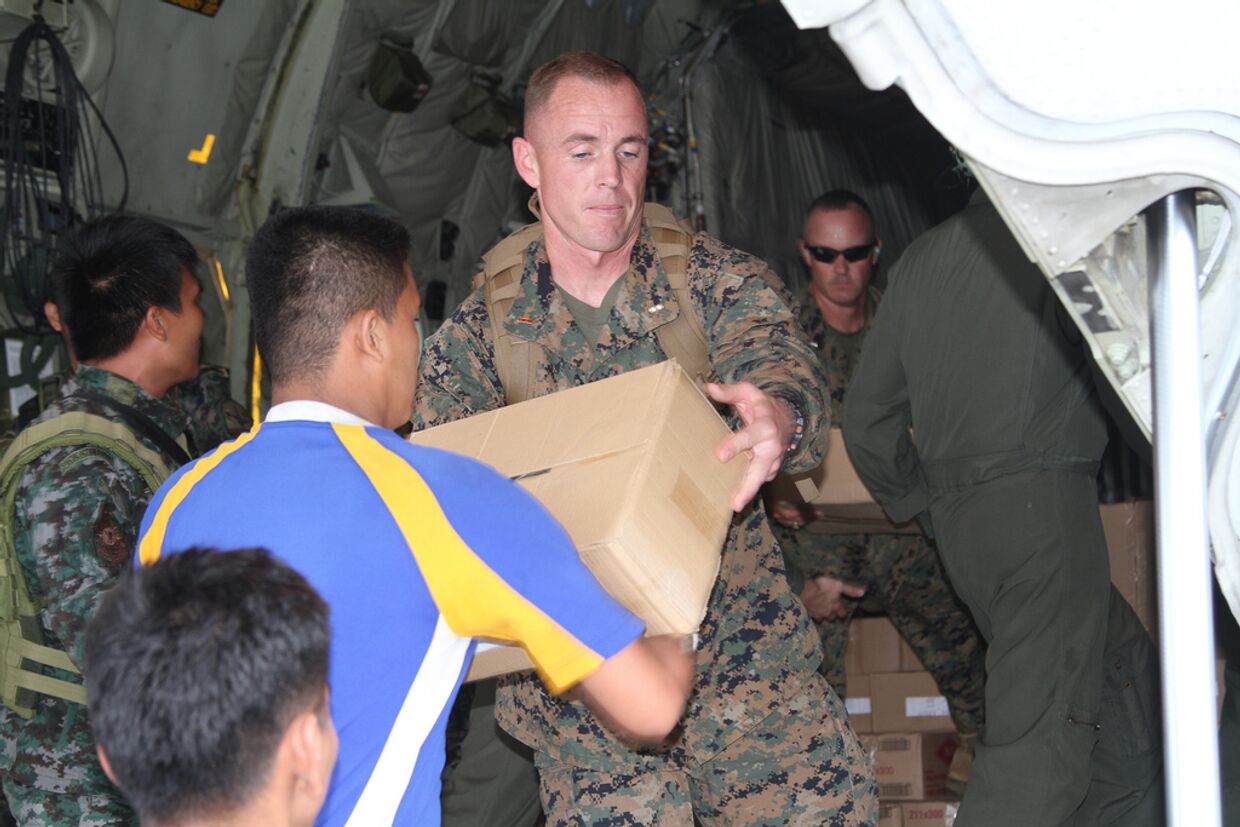 Американские морские пехотинцы передают гуманитарную помощь, Филиппины