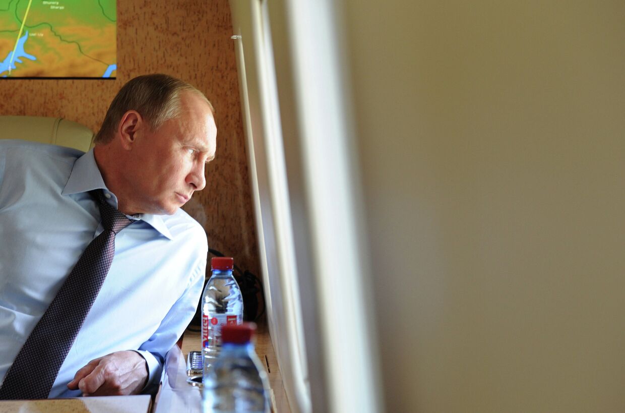 Президент РФ Владимир Путин в салоне вертолета
