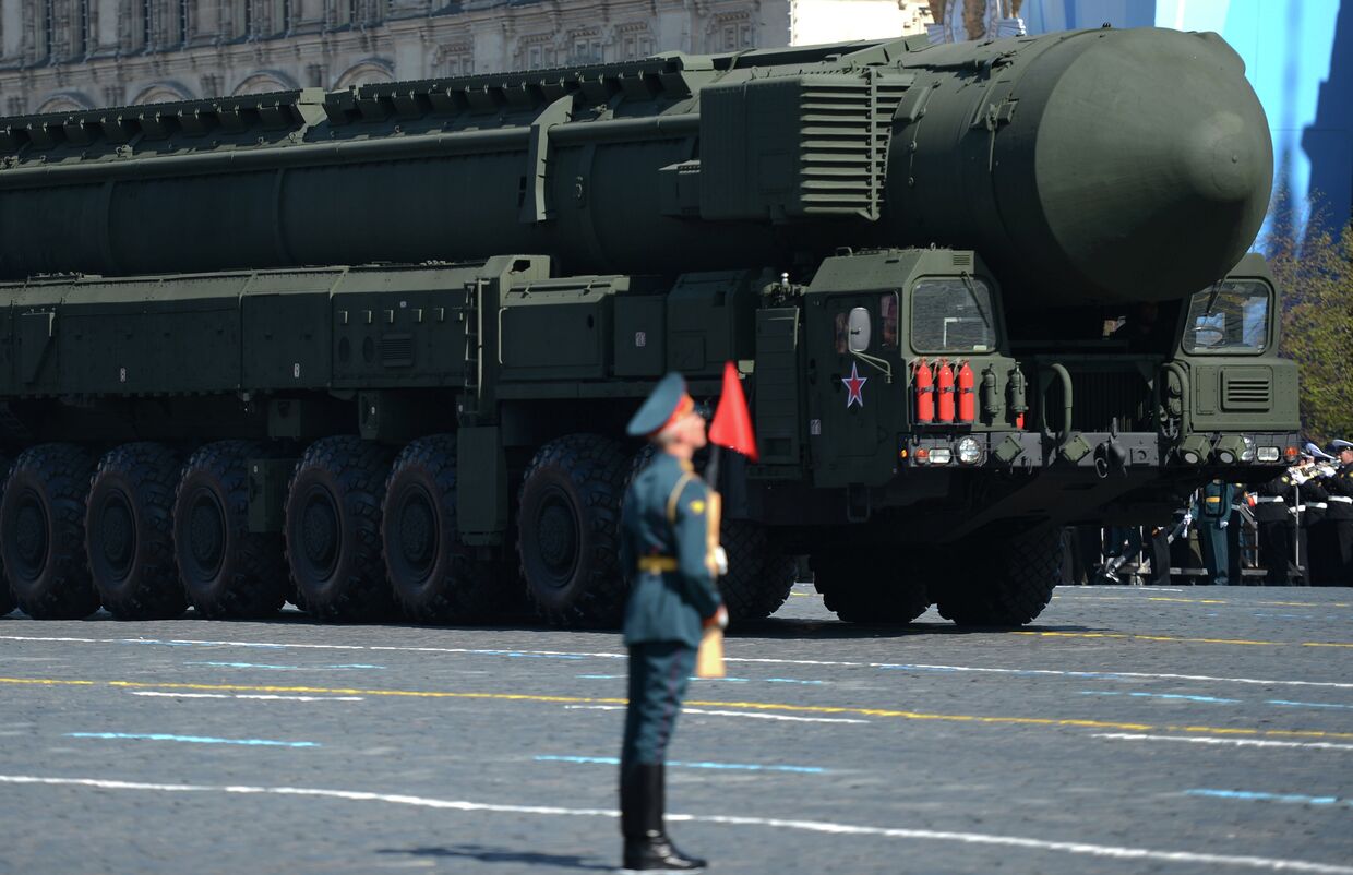 Пусковая установка ракетного комплекса Тополь-М проходит по Красной площади во время военного парада