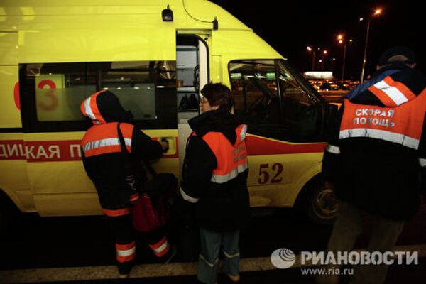 Сотрудники скорой медицинской помощи в аэропорту Казани