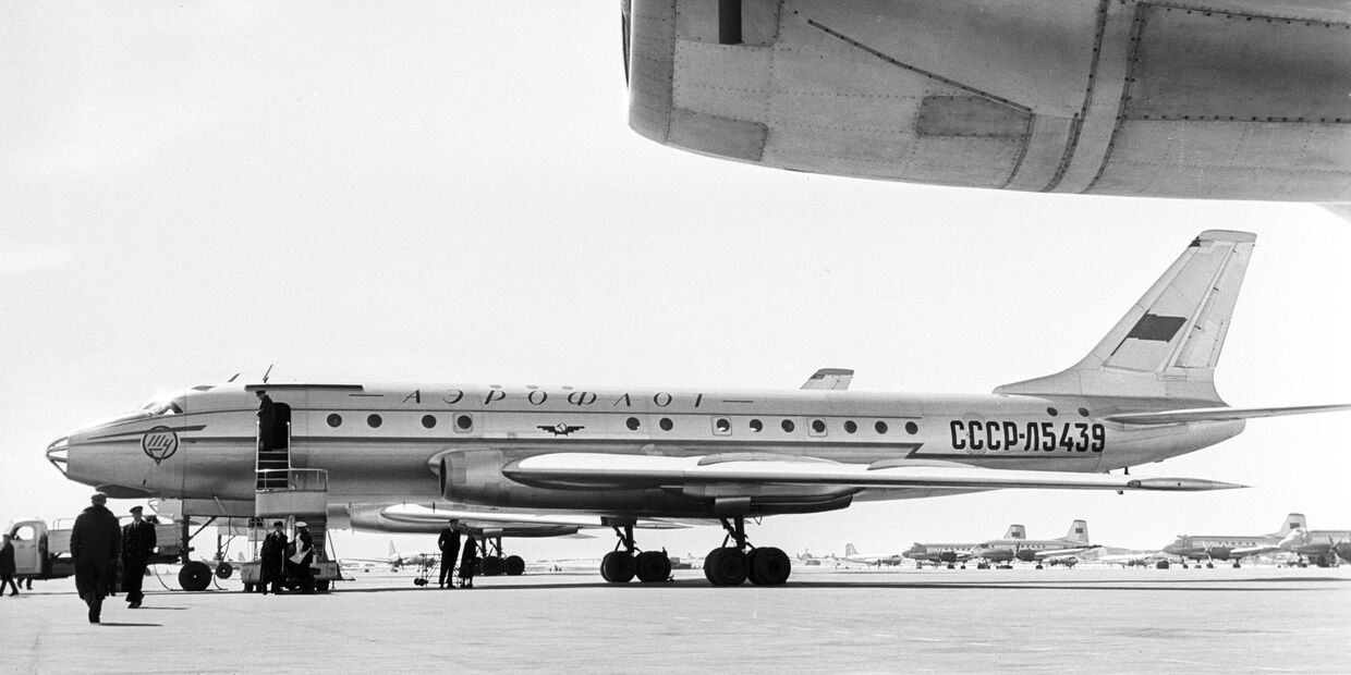 Советский воздушный лайнер Ту-104