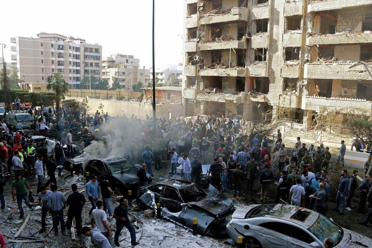 Последствия взрывов в Бейруте возле посольства Ирана