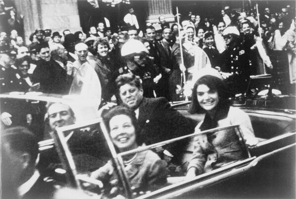 Джон и Жаклин Кеннеди на заднем сидении президентского лимузина незадолго до выстрела