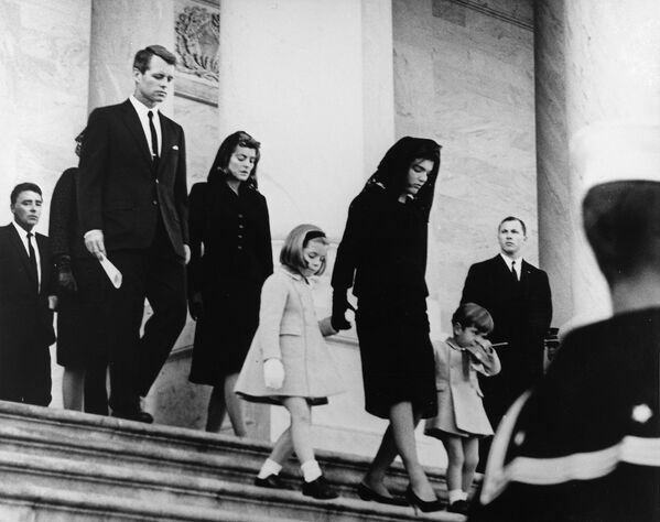 Члены семьи Кеннеди выходят из американского Капитолия после церемонии прощания с президентом 