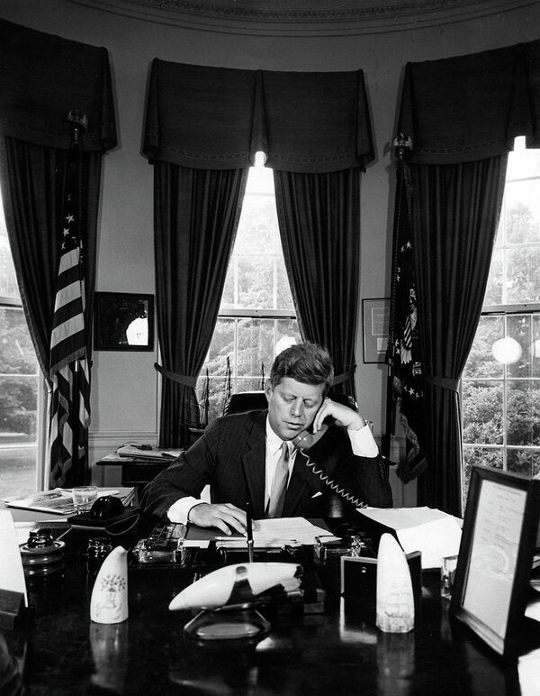 Президент Джон Кеннеди разговаривает по телефону
