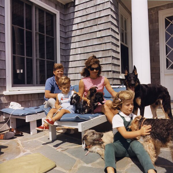 Джон Кеннеди с семьей 