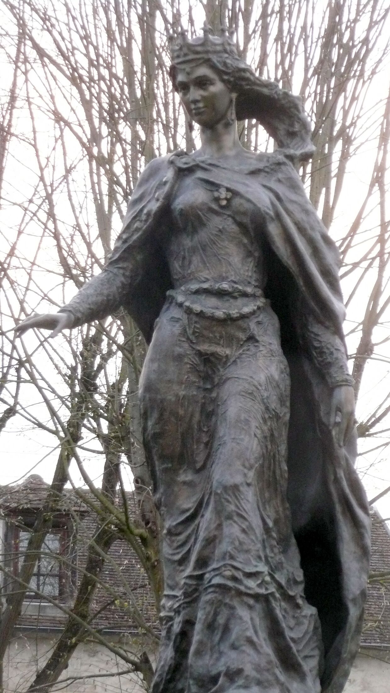 Статуя Анны Киевской в Санлисе