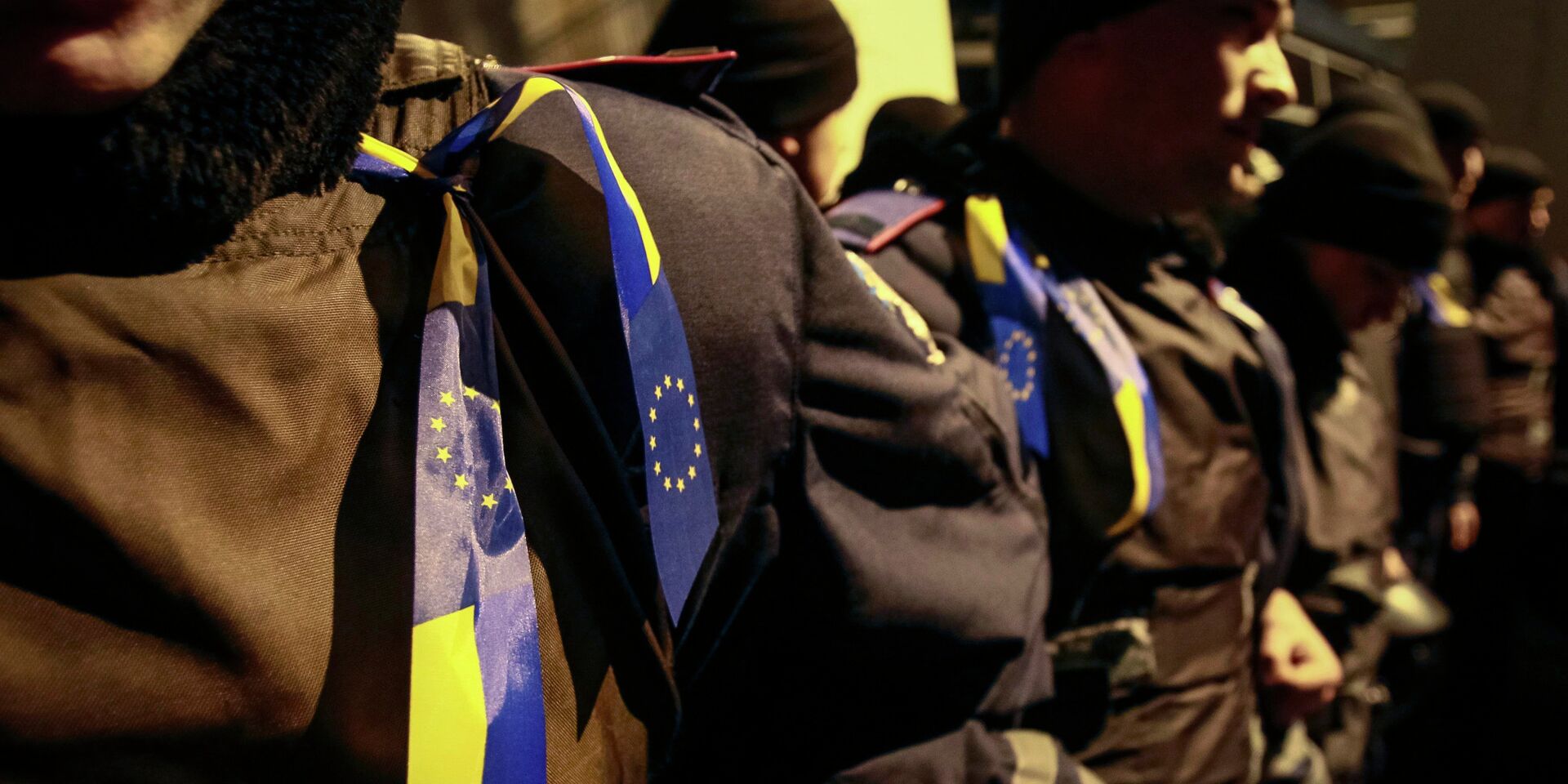 Ленты с украинскими флагами и флагами Евросоюза на полицейских во время митинга в поддержку евроинтеграции, Киев - ИноСМИ, 1920, 10.10.2023