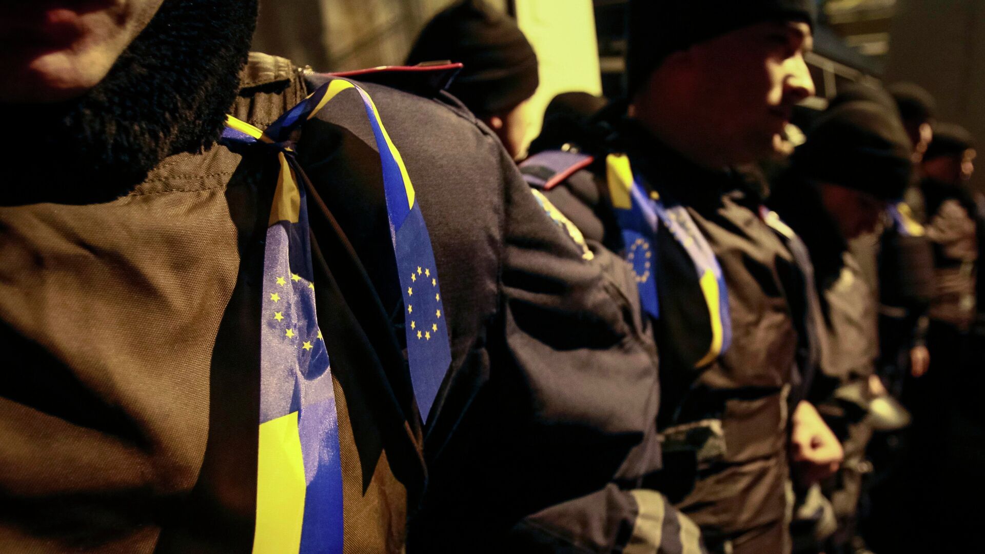 Ленты с украинскими флагами и флагами Евросоюза на полицейских во время митинга в поддержку евроинтеграции, Киев - ИноСМИ, 1920, 10.10.2023