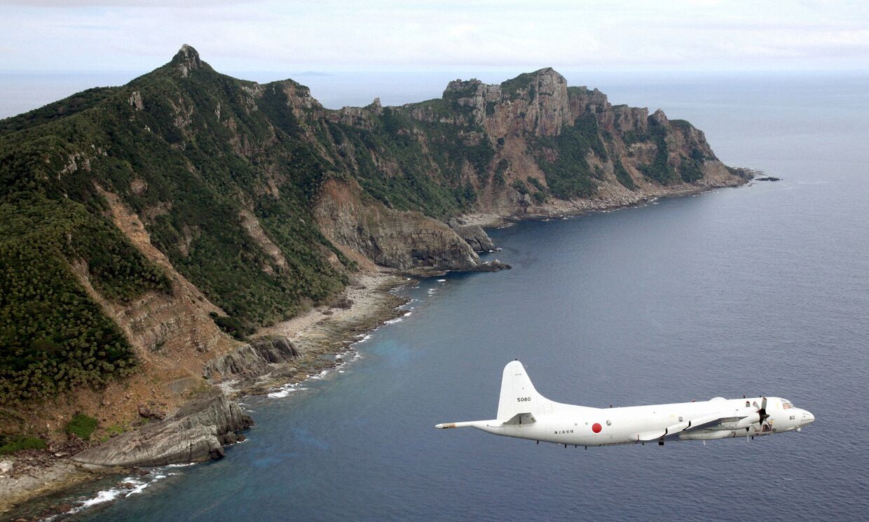 Японский патрульный самолет PC3 у островов Сенкаку в Восточно-Китайском море