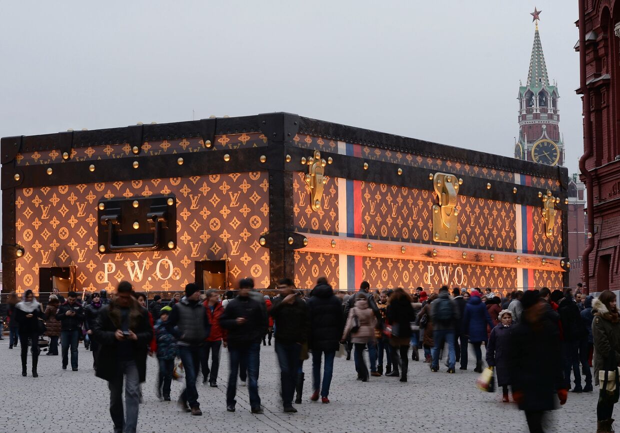 Чемодан Louis Vuitton на красной площади