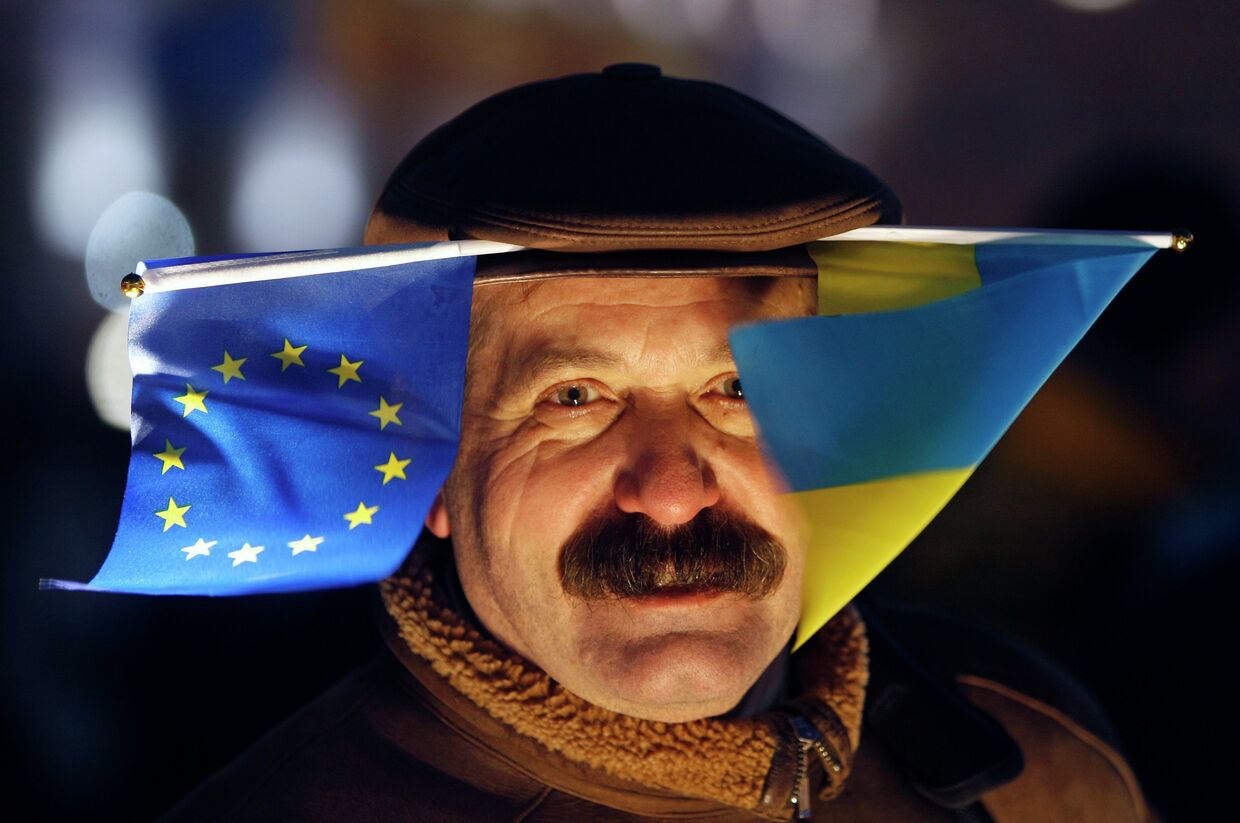 Участник митинга в поддержку евроинтеграции Украины в Киеве. 27 ноября 2013