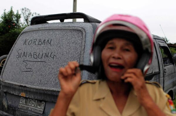 Жительница во время извержения вулкана в Индонезии