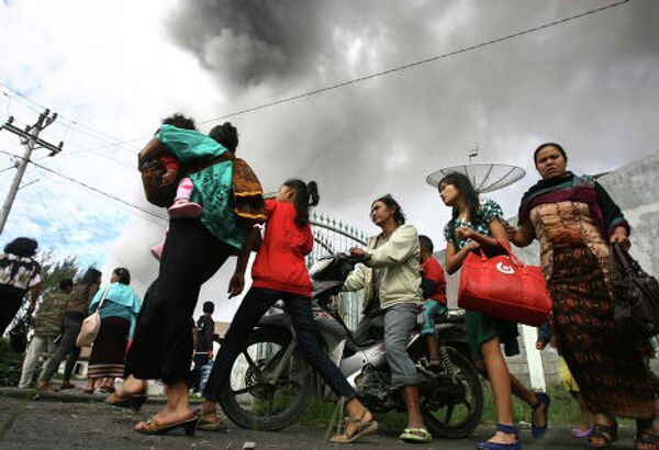 Местные жители во время извержения вулкана в Индонезии
