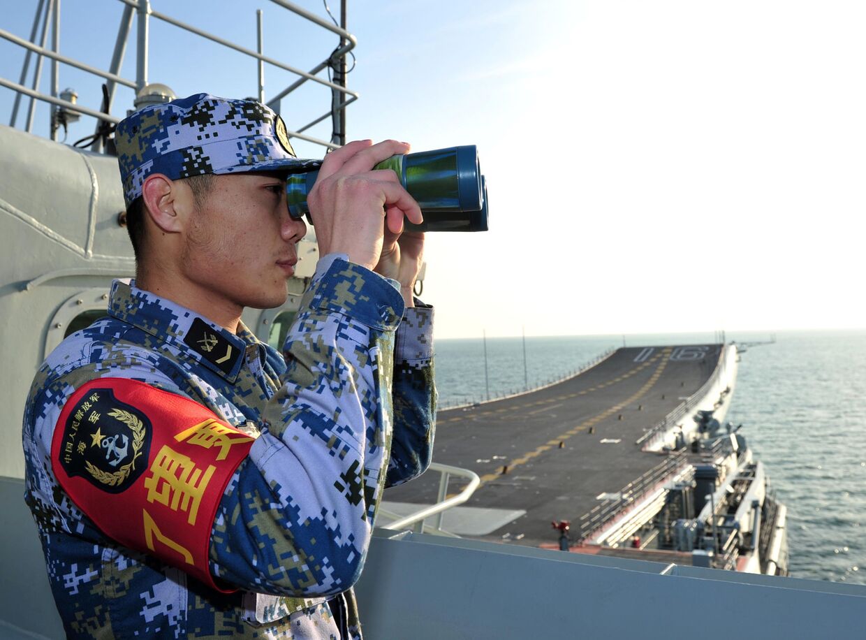 Китайский солдат на борту авианосца «Ляонин»