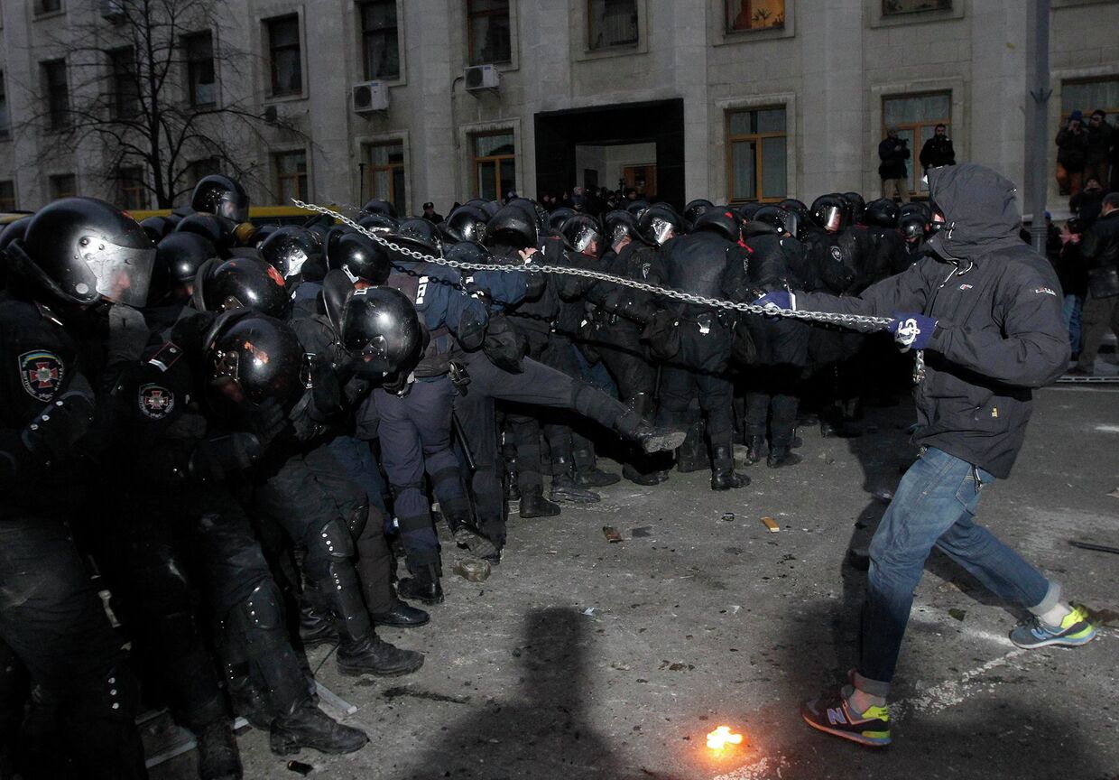 Попытка митингующих прорваться к зданию президентской администрации в Киеве