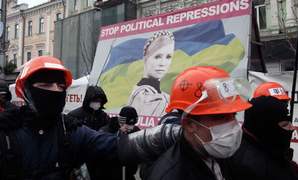 Плакат с изображением Юлии Тимошенко на митинге сторонников евроинтеграции в Киеве