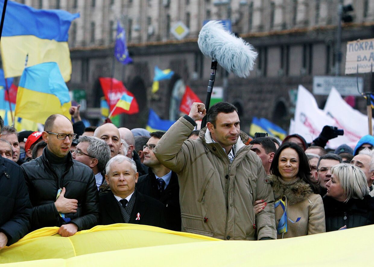 Арсений Яценюк, Ярослав Качиньский и Виталий Кличко (слева направо) в Киеве в поддержку сторонников евроинтеграции Украины 